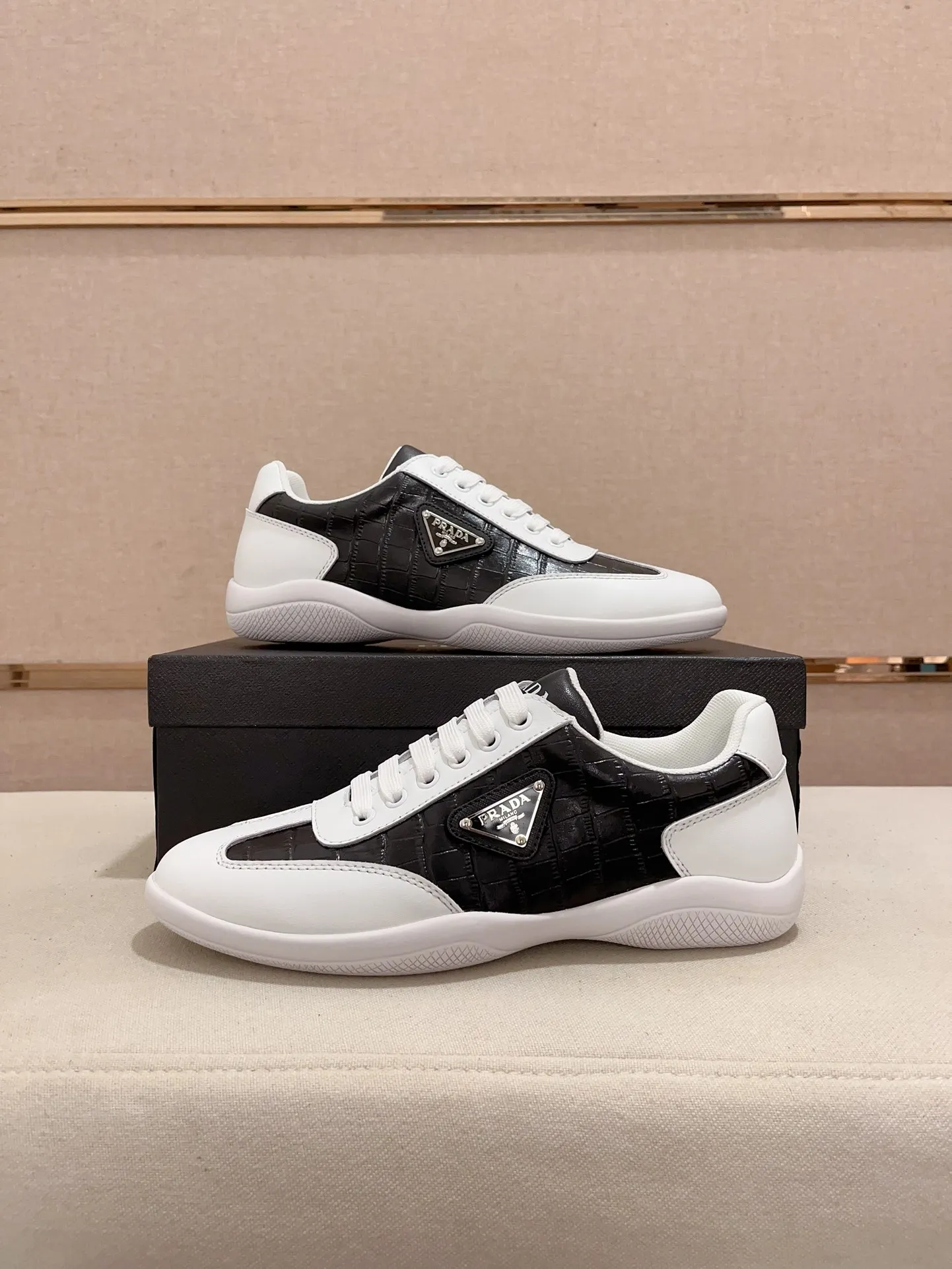 Factory price 420💰 ✔️✔️✔️The new PRADA (Prada) counters are launched simultaneously. The new men's shoes and 😘fabrics are made of selected first-layer cowhide ➕ breathable mesh technology. Lining: Full sheepskin lining. 👍🏿 High-end ☄️ air-cushion molded anti-slip rubber outsole, exquisite lines, simple and elegant, comfortable and high-end for leisure travel. Code number: 38 to 44 (45 can be customized)
